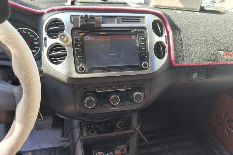 Used Volkswagen Tiguan 2016 300TSI Automatic Two-Wheel Drive Trend Edition Audio And AC Panel
