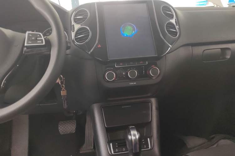 Used Volkswagen Tiguan 2016 280TSI Automatic Two-Wheel-Drive Silk Road Style Edition Audio And AC Panel