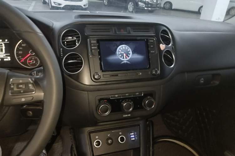 Used Volkswagen Tiguan 2016 300TSI Automatic Two-Wheel Drive Trend Edition Audio And AC Panel