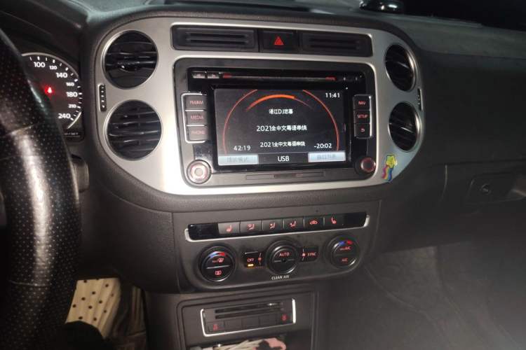 Used Volkswagen Tiguan 2016 300TSI Automatic All-Wheel Drive Luxury Edition Audio And AC Panel