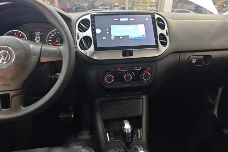 Used Volkswagen Tiguan 2016 300TSI Automatic Two-Wheel Drive Trend Edition Audio And AC Panel