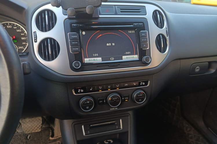 Used Volkswagen Tiguan 2016 300TSI Automatic All-Wheel Drive Luxury Edition Audio And AC Panel
