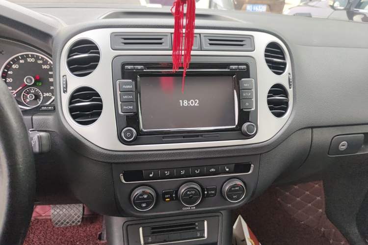 Used Volkswagen Tiguan 2016 300TSI Automatic Two-Wheel Drive Luxury Edition Audio And AC Panel