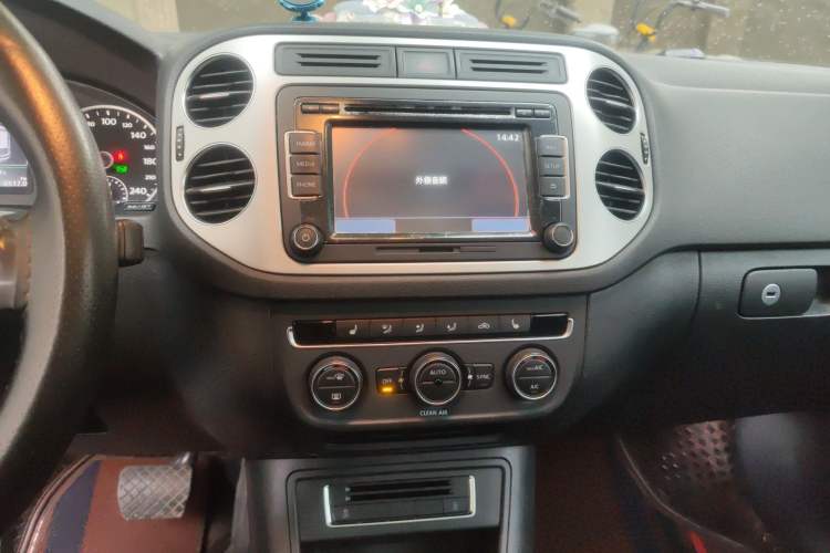 Used Volkswagen Tiguan 2016 300TSI Automatic Two-Wheel Drive Luxury Edition Audio And AC Panel