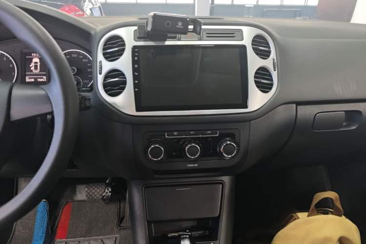 Used Volkswagen Tiguan 2016 280TSI Automatic Two-Wheel-Drive Silk Road Style Edition Audio And AC Panel