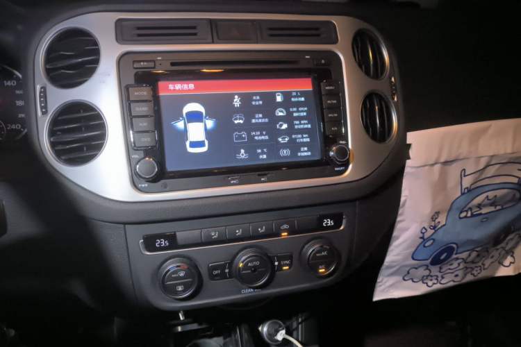 Used Volkswagen Tiguan 2016 300TSI Automatic All-Wheel Drive Fashion Vision Edition Audio And AC Panel