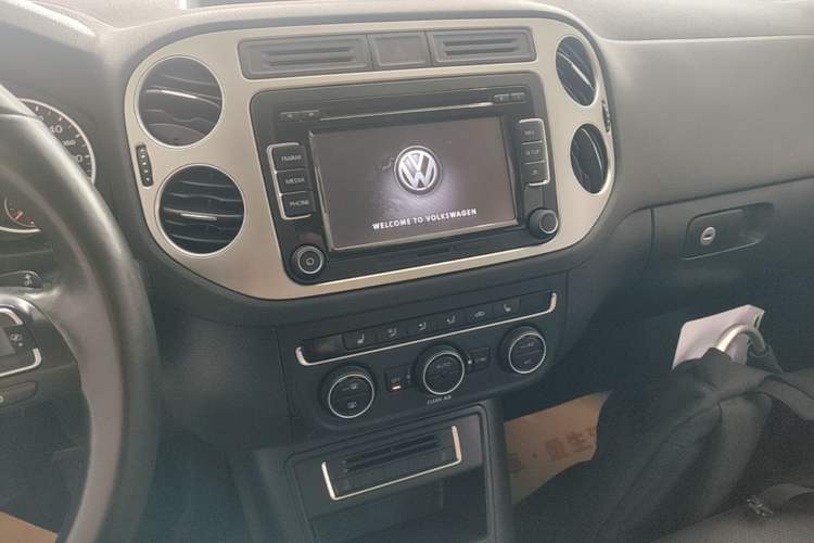Used Volkswagen Tiguan 2016 300TSI Automatic Two-Wheel Drive Luxury Edition Audio And AC Panel