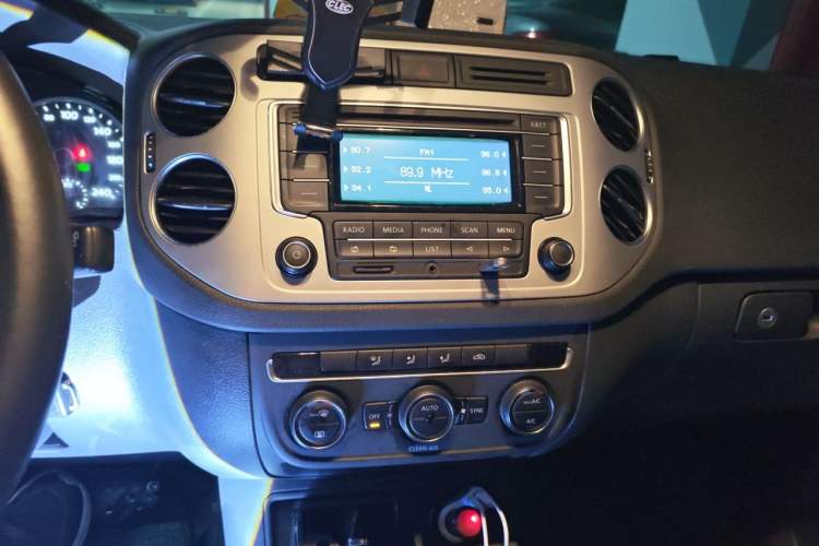 Used Volkswagen Tiguan 2016 300TSI Automatic All-Wheel Drive Fashion Vision Edition Audio And AC Panel