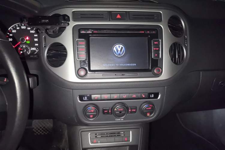Used Volkswagen Tiguan 2016 300TSI Automatic Two-Wheel Drive Luxury Edition Audio And AC Panel