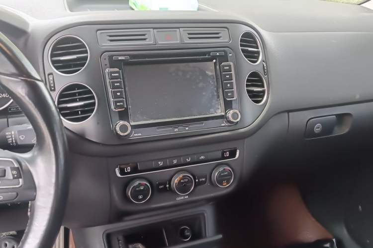 Used Volkswagen Tiguan 2016 300TSI Automatic Two-Wheel Drive Comfort Edition Audio And AC Panel