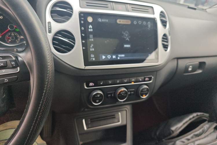 Used Volkswagen Tiguan 2016 300TSI Automatic All-Wheel Drive Luxury Edition Audio And AC Panel