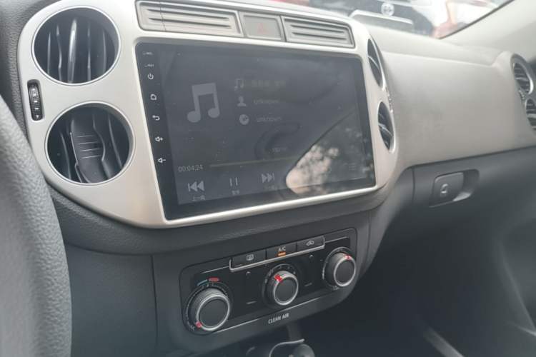 Used Volkswagen Tiguan 2016 300TSI Automatic Two-Wheel Drive Trend Edition Audio And AC Panel
