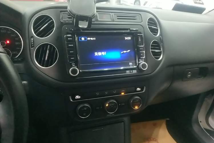 Used Volkswagen Tiguan 2016 300TSI Automatic Two-Wheel Drive Comfort Edition Audio And AC Panel