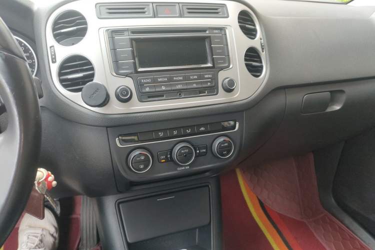 Used Volkswagen Tiguan 2016 280TSI Automatic Two-Wheel Drive Silk Road Comfort Edition Audio And AC Panel
