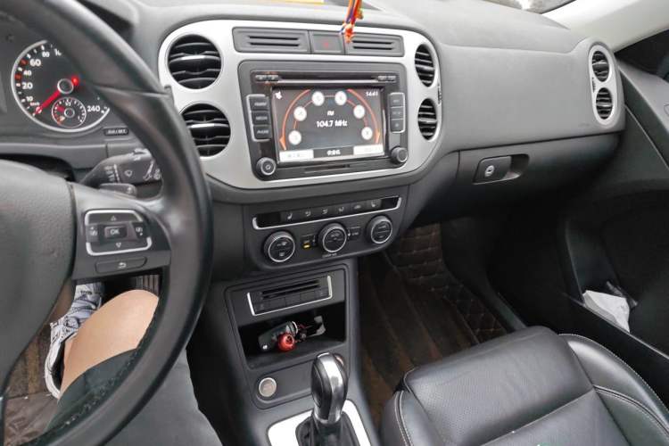 Used Volkswagen Tiguan 2016 300TSI Automatic Two-Wheel Drive Luxury Edition Audio And AC Panel