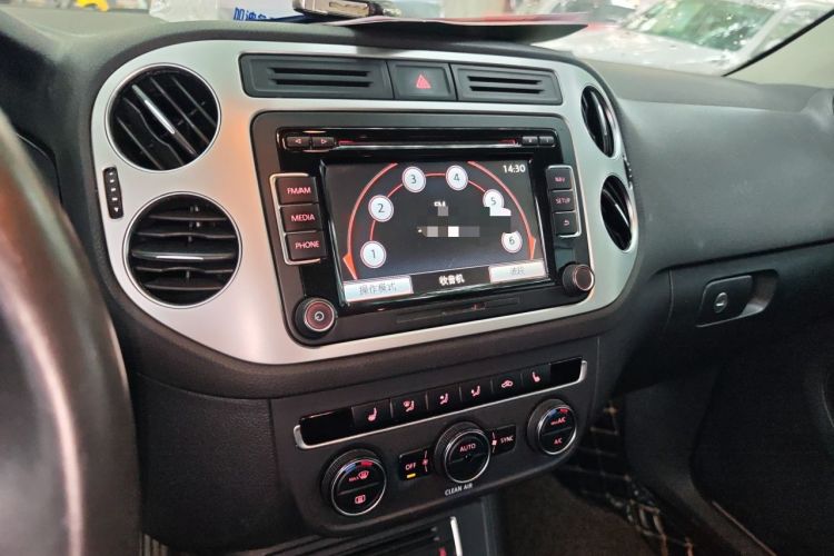 Used Volkswagen Tiguan 2016 300TSI Automatic All-Wheel Drive Luxury Edition Audio And AC Panel