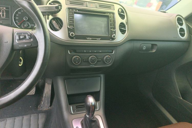 Used Volkswagen Tiguan 2016 300TSI Automatic Two-Wheel Drive Comfort Edition Audio And AC Panel