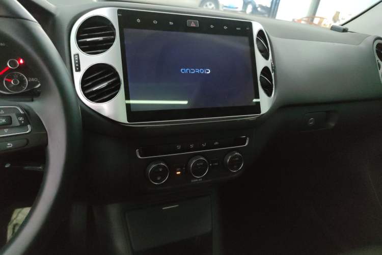 Used Volkswagen Tiguan 2016 300TSI Automatic All-Wheel Drive Fashion Vision Edition Audio And AC Panel