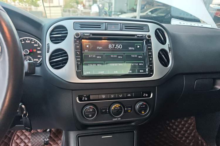 Used Volkswagen Tiguan 2016 300TSI Automatic Two-Wheel Drive Comfort Edition Audio And AC Panel