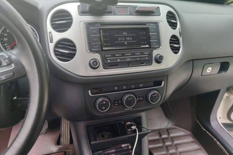 Used Volkswagen Tiguan 2016 300TSI Automatic Two-Wheel Drive Comfort Edition Audio And AC Panel