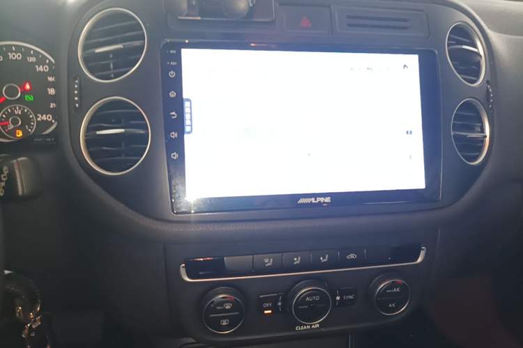 Used Volkswagen Tiguan 2016 280TSI Automatic Two-Wheel Drive Silk Road Comfort Edition Audio And AC Panel