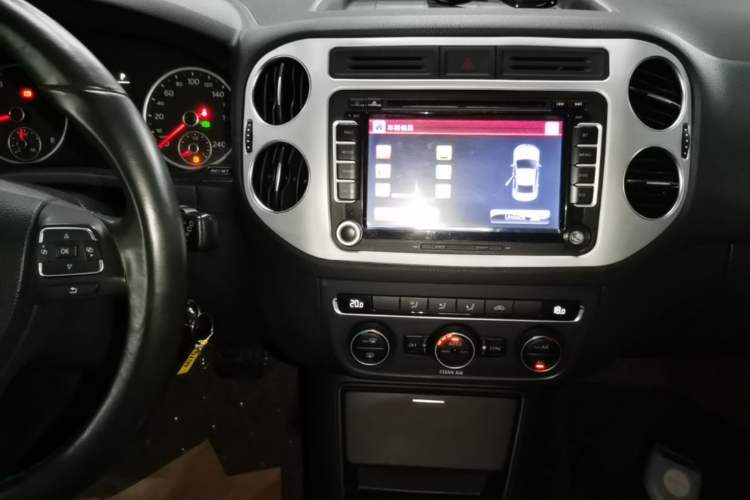 Used Volkswagen Tiguan 2016 300TSI Automatic All-Wheel Drive Fashion Vision Edition Audio And AC Panel