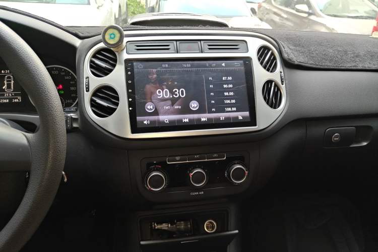 Used Volkswagen Tiguan 2016 300TSI Automatic Two-Wheel Drive Trend Edition Audio And AC Panel