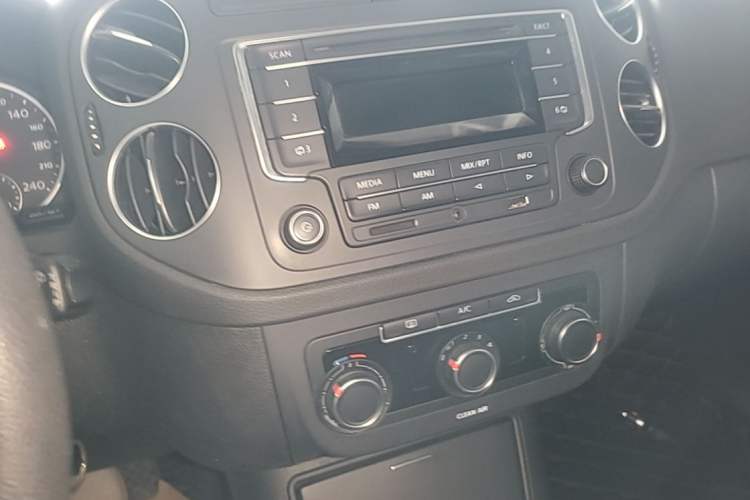 Used Volkswagen Tiguan 2016 280TSI Automatic Two-Wheel-Drive Silk Road Style Edition Audio And AC Panel