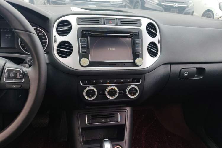 Used Volkswagen Tiguan 2016 330TSI Automatic All-Wheel-Drive Flagship Edition Audio And AC Panel