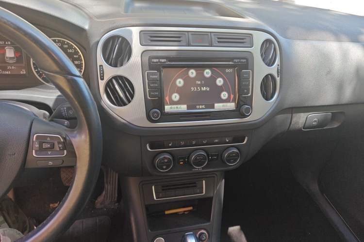 Used Volkswagen Tiguan 2016 300TSI Automatic Two-Wheel Drive Luxury Edition Audio And AC Panel