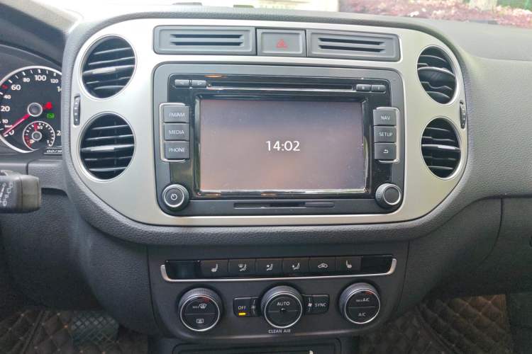 Used Volkswagen Tiguan 2016 300TSI Automatic All-Wheel Drive Luxury Edition Audio And AC Panel