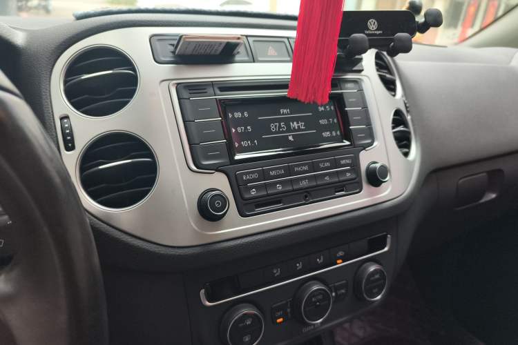 Used Volkswagen Tiguan 2016 280TSI Automatic Two-Wheel Drive Silk Road Comfort Edition Audio And AC Panel