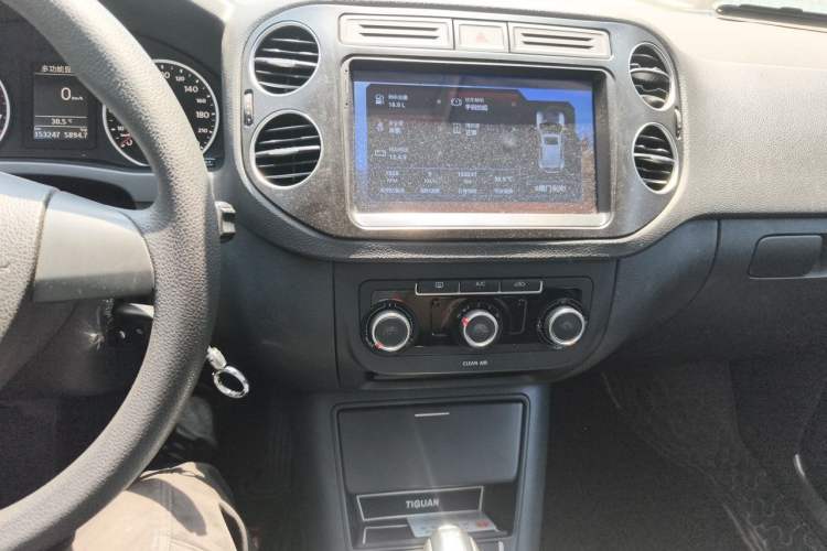 Used Volkswagen Tiguan 2016 280TSI Automatic Two-Wheel-Drive Silk Road Style Edition Audio And AC Panel