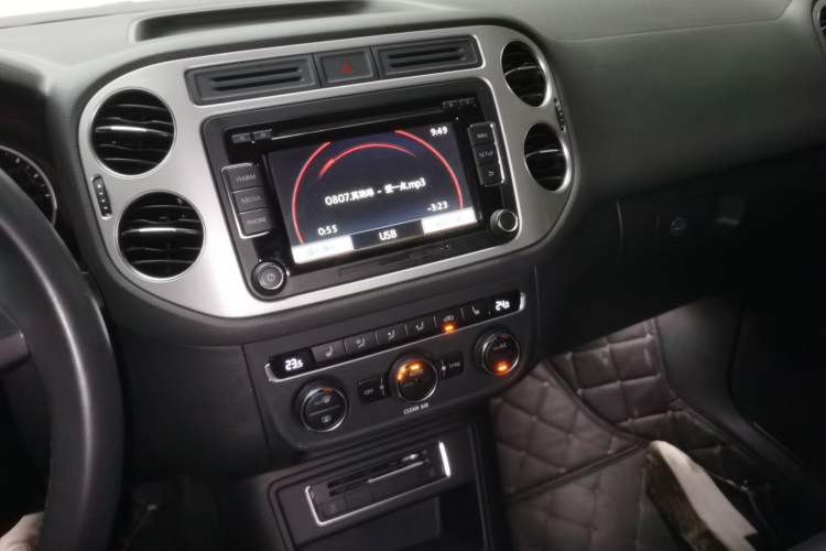 Used Volkswagen Tiguan 2016 300TSI Automatic Two-Wheel Drive Luxury Edition Audio And AC Panel
