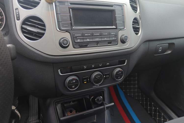 Used Volkswagen Tiguan 2016 300TSI Automatic All-Wheel Drive Fashion Vision Edition Audio And AC Panel