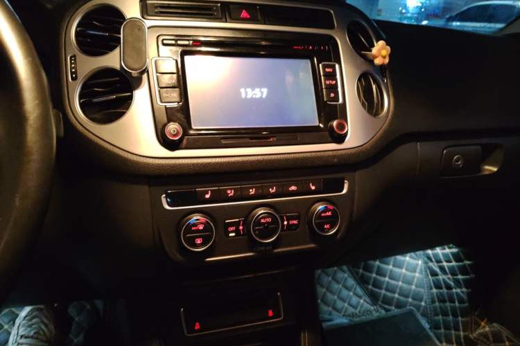Used Volkswagen Tiguan 2016 300TSI Automatic All-Wheel Drive Luxury Edition Audio And AC Panel
