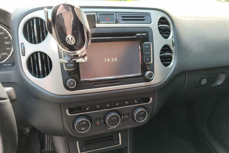 Used Volkswagen Tiguan 2016 300TSI Automatic All-Wheel Drive Luxury Edition Audio And AC Panel