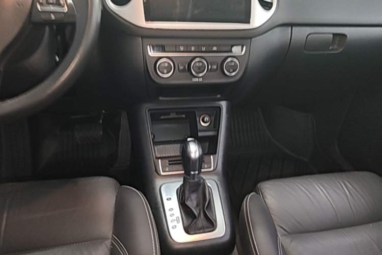 Used Volkswagen Tiguan 2016 300TSI Automatic Two-Wheel Drive Comfort Edition Audio And AC Panel