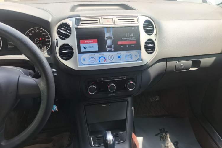 Used Volkswagen Tiguan 2016 300TSI Automatic Two-Wheel Drive Trend Edition Audio And AC Panel