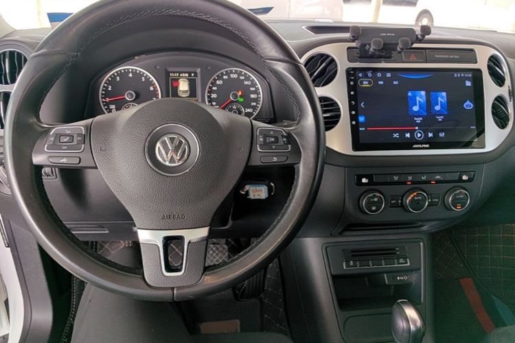 Used Volkswagen Tiguan 2016 2.0 TSI Four-Wheel Drive Standard Version Center Console