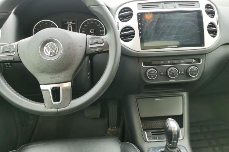 Used Volkswagen Tiguan 2016 280TSI Automatic Two-Wheel Drive Silk Road Comfort Edition Center Console
