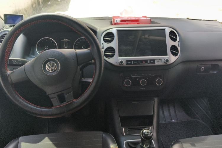 Used Volkswagen Tiguan 2016 300TSI Manual Two-Wheel Drive Trend Edition Center Console