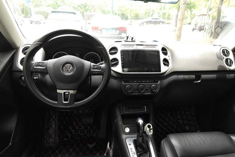 Used Volkswagen Tiguan 2016 280TSI Automatic Two-Wheel Drive Silk Road Comfort Edition Center Console