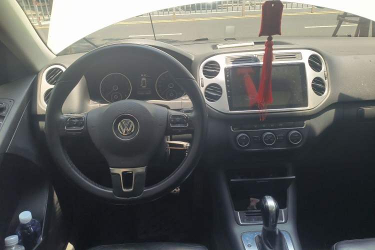 Used Volkswagen Tiguan 2016 280TSI Automatic Two-Wheel Drive Silk Road Comfort Edition Center Console