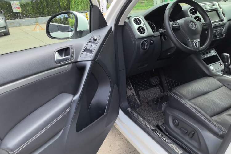 Used Volkswagen Tiguan 2016 300TSI Automatic All-Wheel Drive Luxury Edition Driver Seat