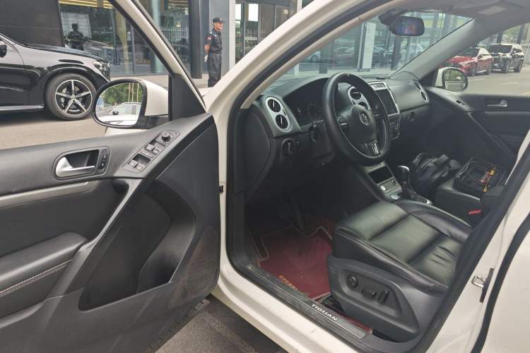 Used Volkswagen Tiguan 2016 300TSI Automatic All-Wheel Drive Luxury Edition Driver Seat