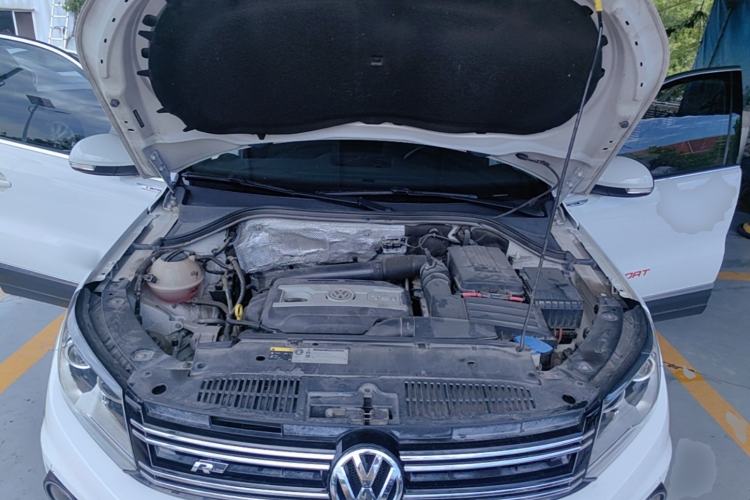 Used Volkswagen Tiguan 2016 2.0 TSI Four-Wheel Drive Standard Version Engine Bay