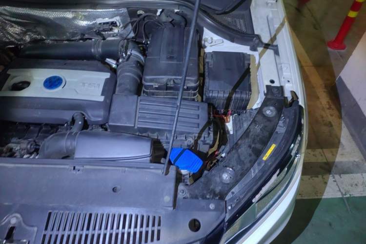Used Volkswagen Tiguan 2016 300TSI Automatic Two-Wheel Drive Luxury Edition Engine Bay Left