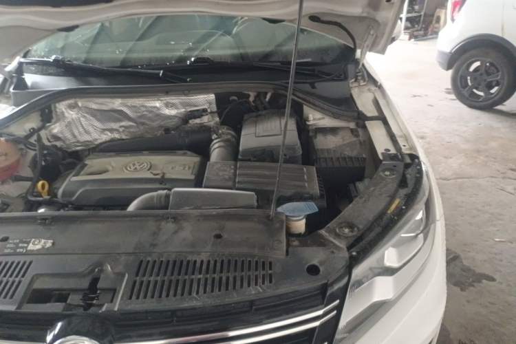Used Volkswagen Tiguan 2016 300TSI Automatic All-Wheel Drive Luxury Edition Engine Bay Left