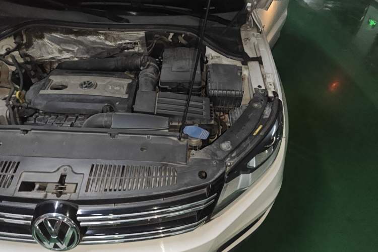 Used Volkswagen Tiguan 2016 330TSI Automatic All-Wheel Drive Luxury Edition Engine Bay Left
